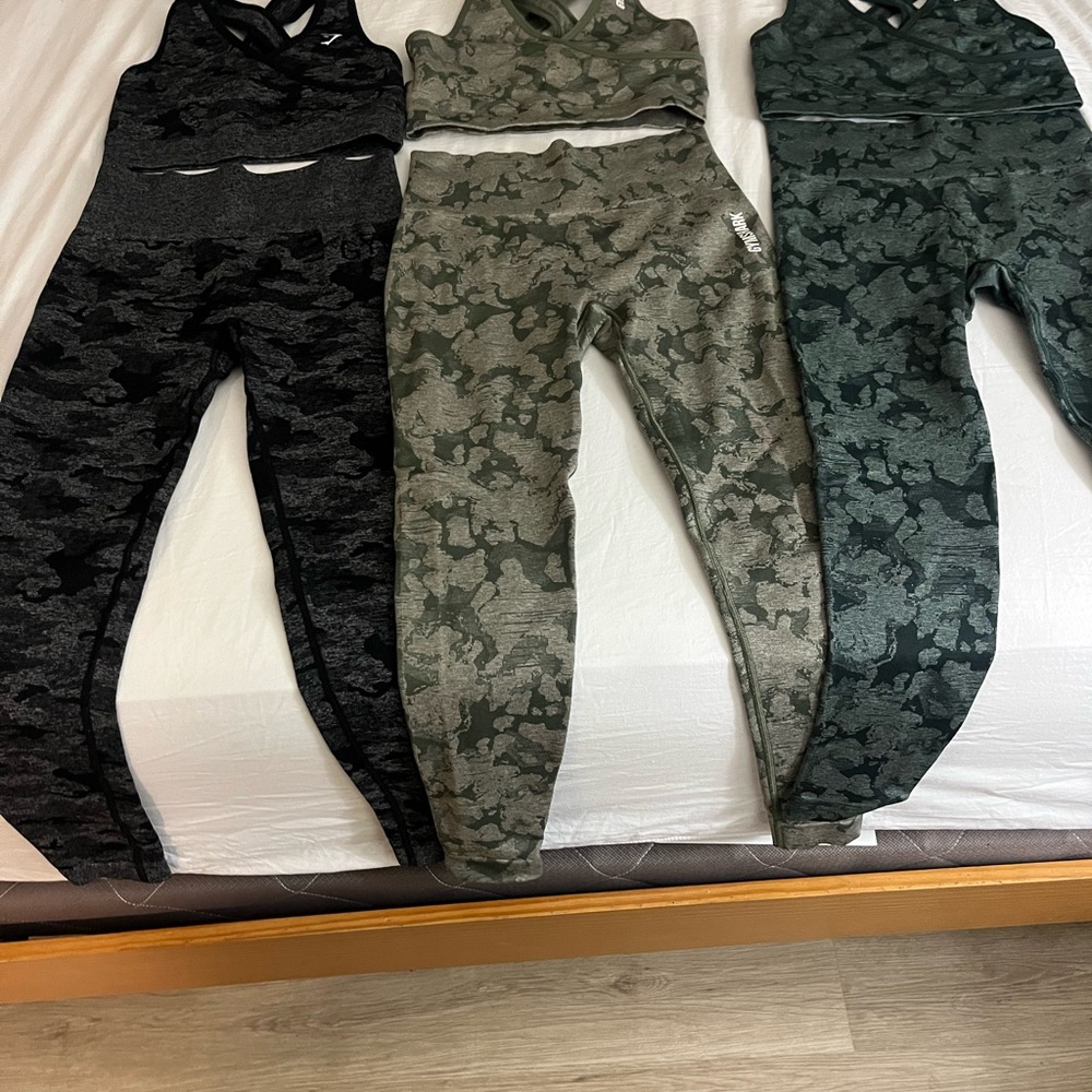 3 juegos de leggings  son talla  S